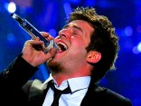 Stars Salute Simon as "Idol" Crowns Upset Winner