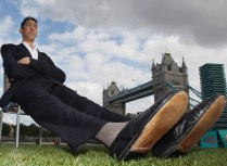 Guinness Crowns World's Tallest Man