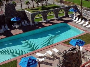A Desert Landmark Reopens for Winter