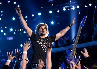Donors Get Chance to Meet Country Superstar