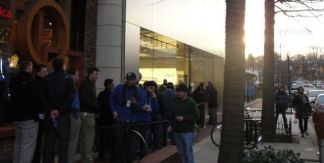 Hundreds Line Up for iPad 2