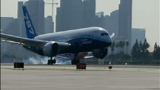 Dreamliner Lands in San Diego