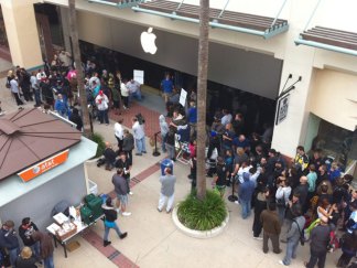 iPhone4 Fans Line Up 
