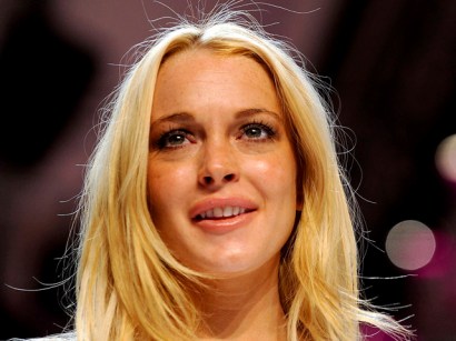 Lindsay Lohan is fighting back against dad Michael's threats to spill their family secrets on TV by applying for a restraining order against her "loose cannon" father, mom Dina said Saturday. Lindsay Lohan is fighting back against dad Michael's threats to spill their family secrets on TV by applying for a restraining order against her "loose cannon" father, mom Dina said Saturday.
