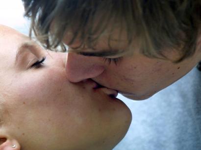 couple kissing