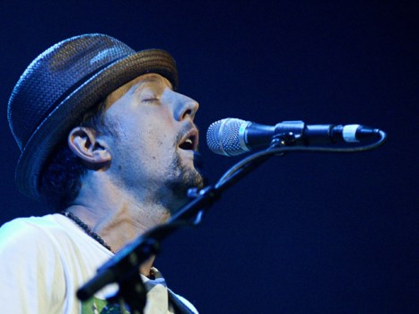 Jason Mraz Plays Benefit for Quadriplegic Surfer