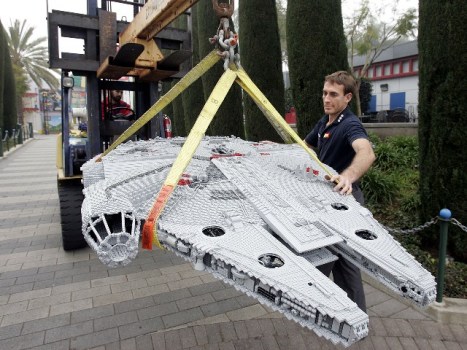 STAR WARS LEGO Miniland Now Landing