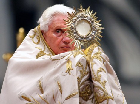 Pope Benedict Gives Facebook, Twitter His Blessing