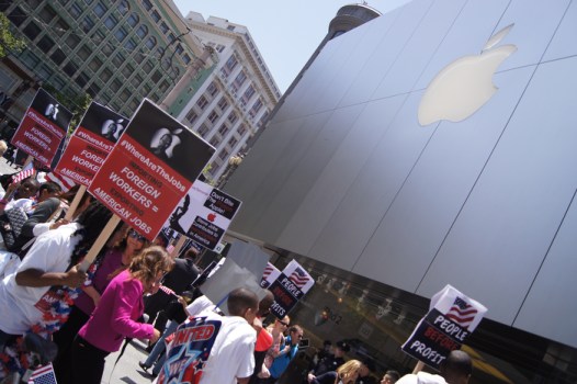 Apple Employee Looks to Unionize