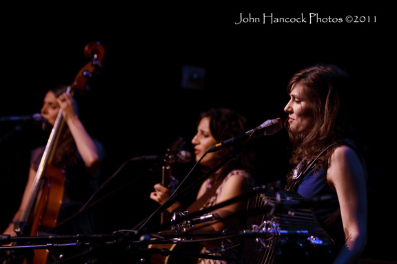 The Wailin' Jennys Croon in Threes