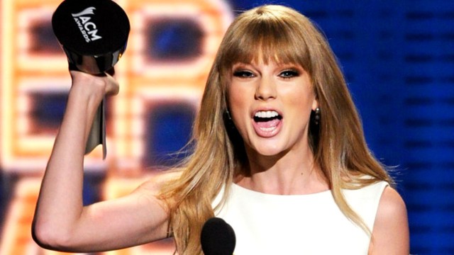 Taylor Swift Wins Entertainer of the Year