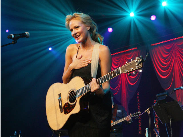 Screen Grabs: Jewel Set to Play Pechanga
