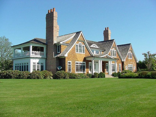 Kelsey Grammer and Ex Unload Hamptons Pad