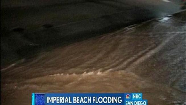 A water pipe broke early Friday morning in Imperial Beach, causing heavy flooding and impacting traffic along Palm Ave.