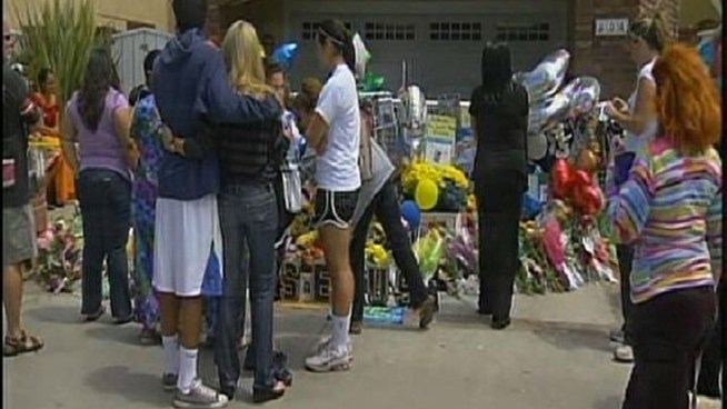 Junior Seau's ex-wife and children visit the memorial outside the home of the former San Diego Charger for the first time since his death on May 2, 2012. NBC 7's Rory Devine reports.
