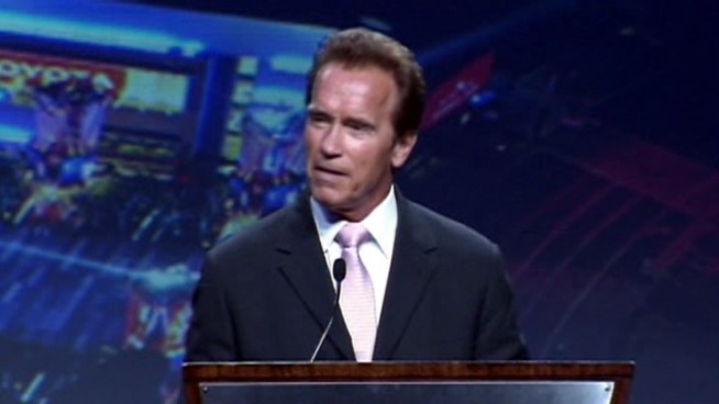 The former governor appeared before a National Chamber of Commerce convention to get an award.