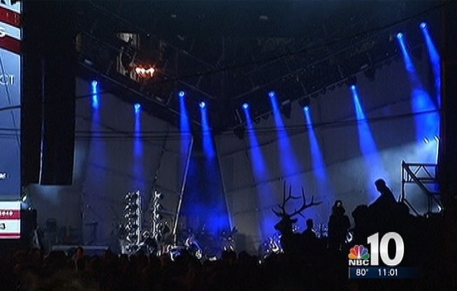 A suprise guest and President Obama make an appearance at tonight's performance.