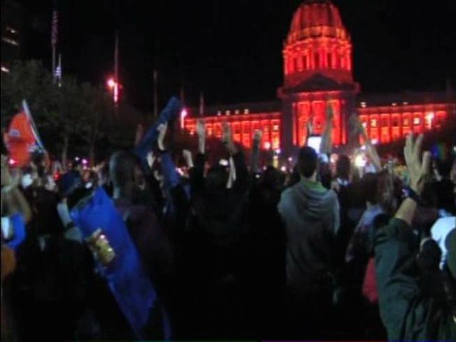 This is the moment the Giants won the 2010 World Series and the fans' reaction from outside City Hall in <a title=