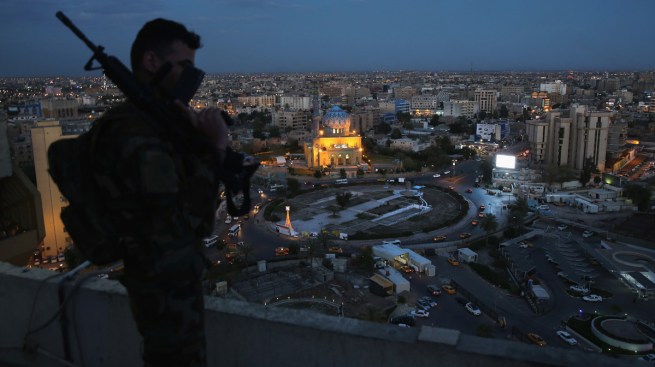 Iraqi forces surround IS-held Mosul, severing Syria supply line