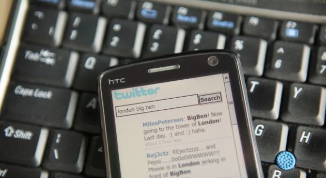 Woman Tweets Her Way Through Bank Robbery