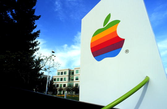 Apple Promotes Two to Executive Team