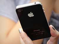 Apple Stores Sue 'Apple Story' Stores for Knockoffs
