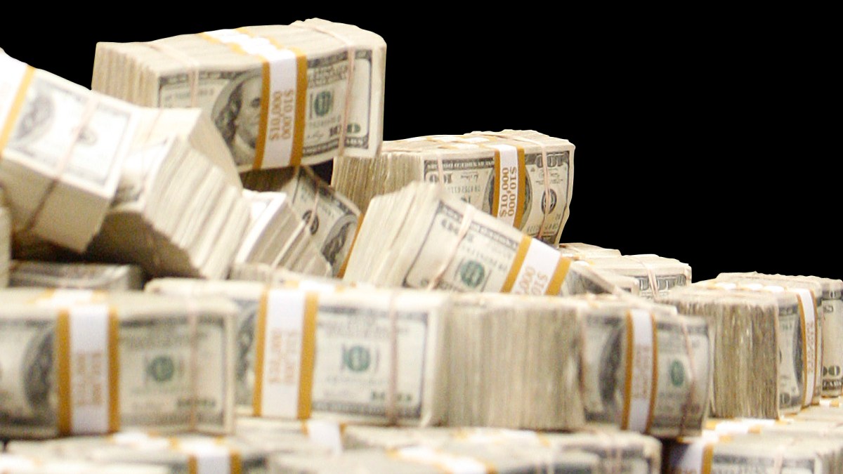 миллион долларов. огромная стопка денег. джимми голд покер. большие деньги. много долларов.