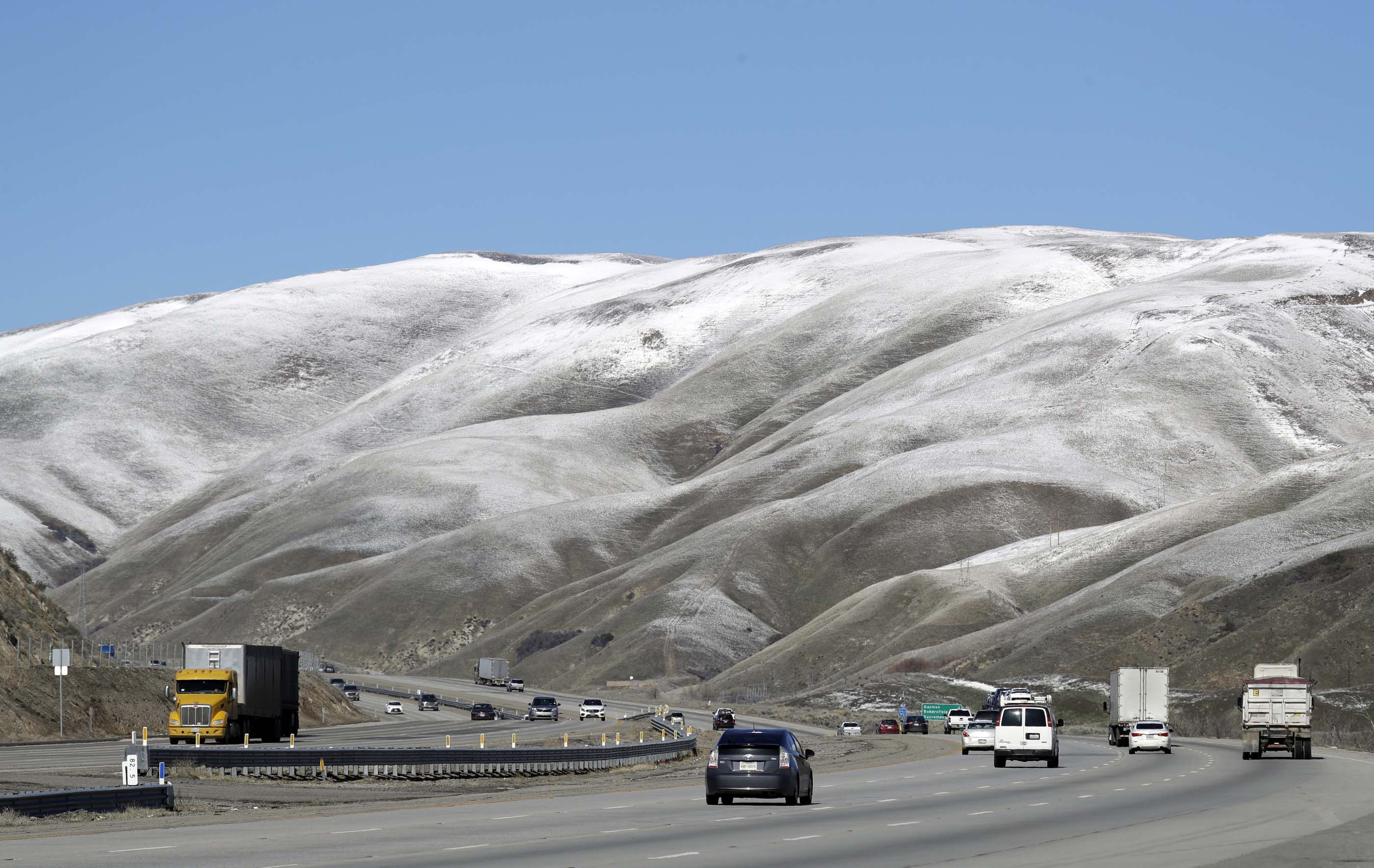 Traffic makes its away along Interstate 5, Monday, Feb. 11, 2019, near Gorman, Calif. A series of winter storms socked the U.S west with unusual snow falling in Hawaii and parts of Southern California. (AP Photo/Marcio Jose Sanchez)