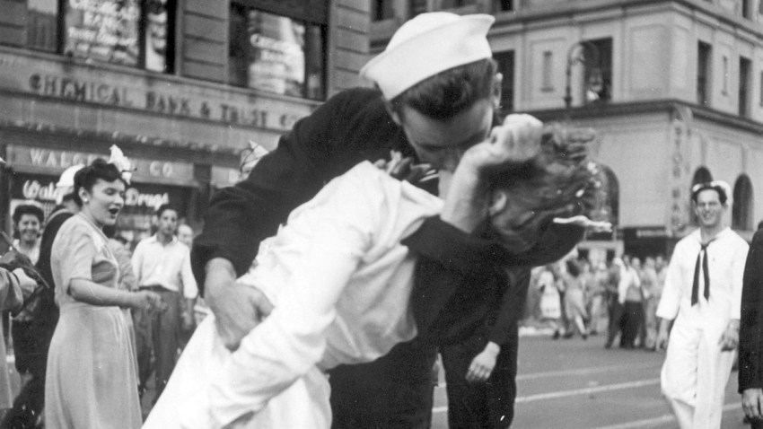 Obit WWII Kissing Sailor Photo