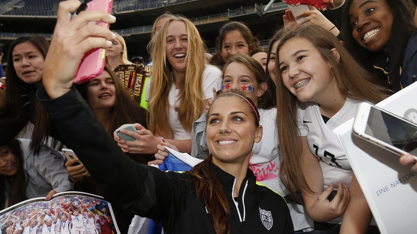 Alex-Morgan-fans-soccer