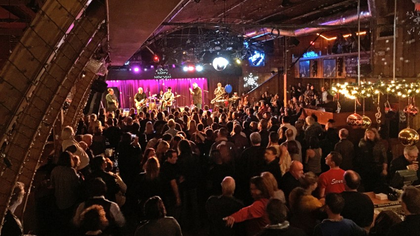 Belly Up Crowd by Dan Chusid