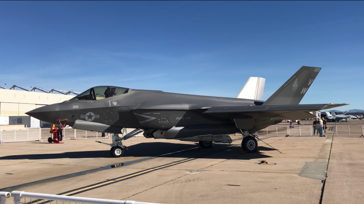 DVIDS - Images - San Diego Padres Visit 3rd Marine Aircraft Wing [Image 1  of 5]