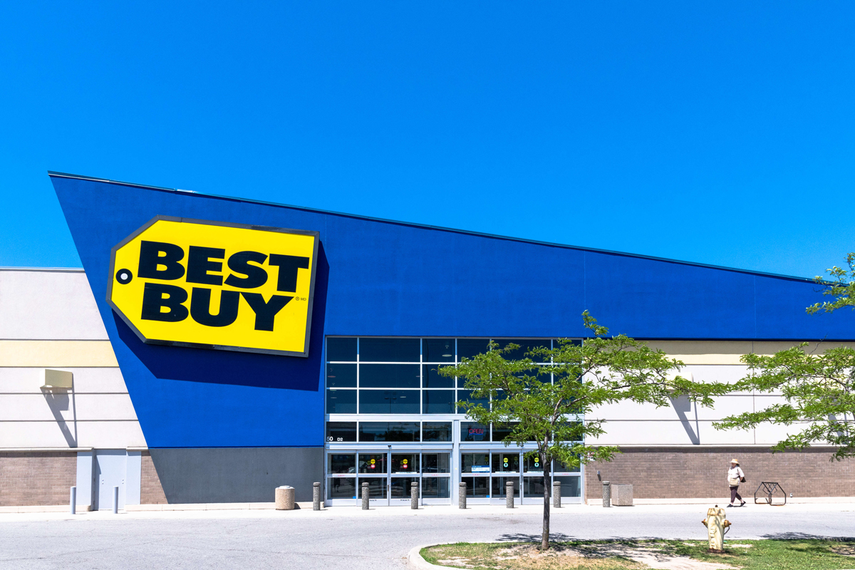 What is going on with the closed Best Buy store in Santee?