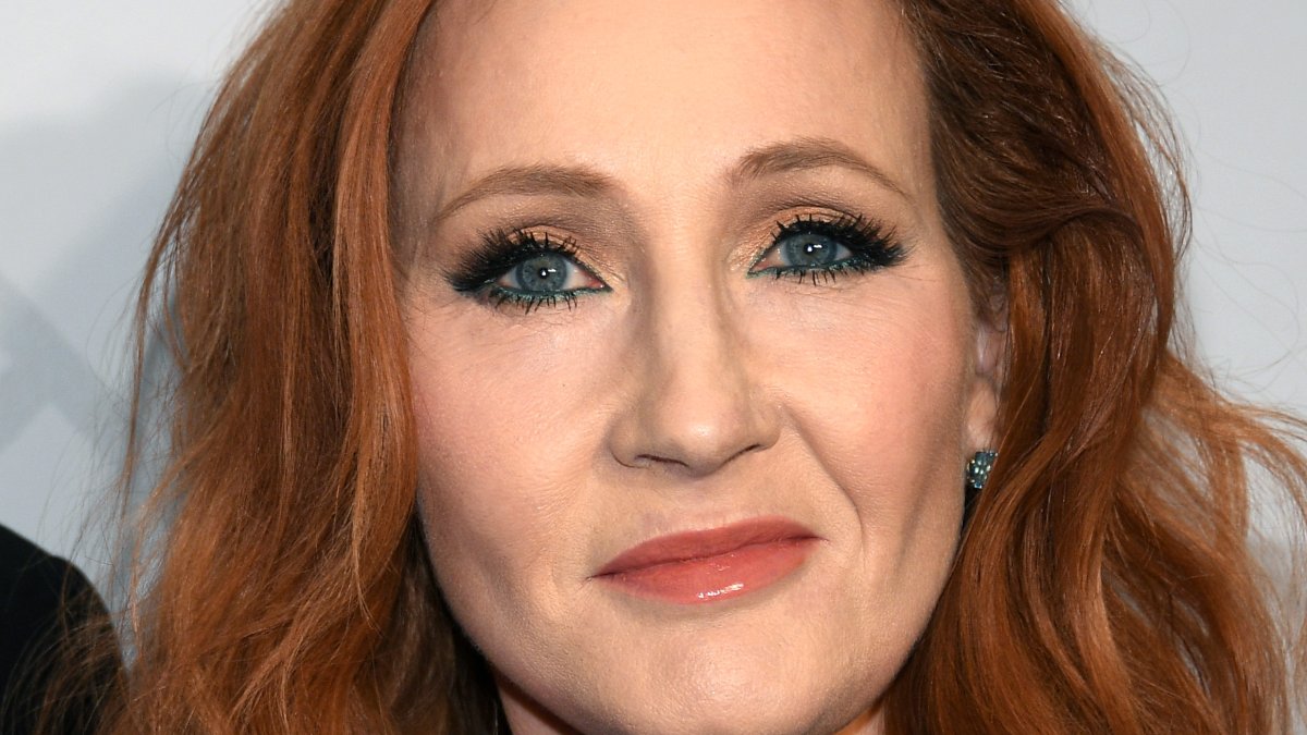 J.K. Rowling Faces Backlash From Fans Over Tweets Considered ...