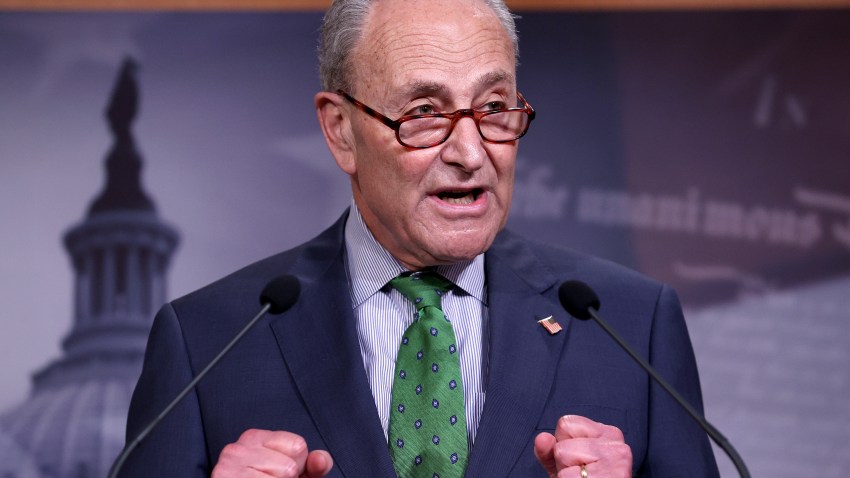 El máximo demócrata del Senado, Chuck Schumer, de Nueva York, celebró el inesperado triunfo.