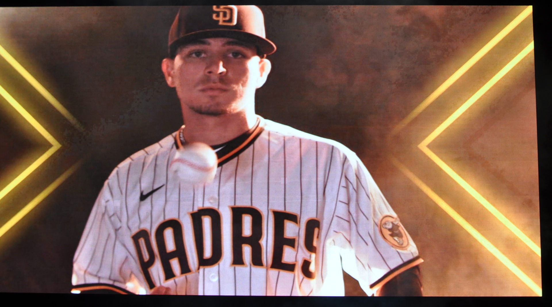 Padres unveil brown uniforms for 2020