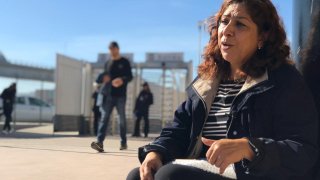 Rocio Rebollar Gomez se sientra frente a la frontera en Tijuana