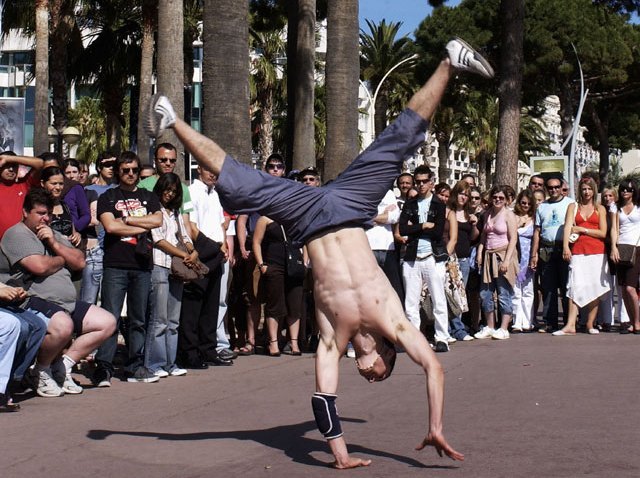 Street-Performer-74177031