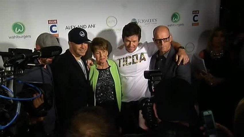 Wahlburgers Opening 100115