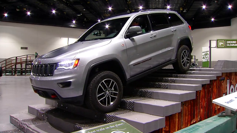 Een SUV van Jeep hanteert een hobbelig terreinparcours op de San Diego International Auto Show op 29 dec. 2016.