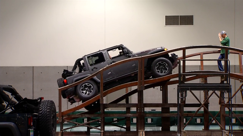 La sospensione di una Jeep Wrangler viene testata su un percorso di terreno al San Diego International Auto Show il 29 dicembre 2016.'s suspension is tested on a terrain course at the San Diego International Auto Show on Dec. 29, 2016.