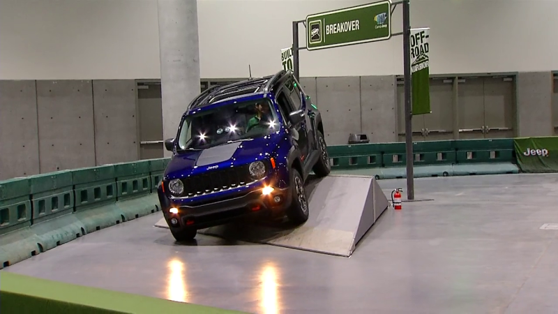 Een Jeep SUV rijdt over een klein obstakel op de San Diego International Auto Show op 29 dec. 29, 2016.