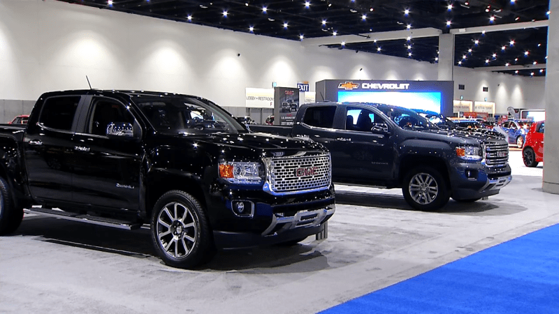 Deux nouvelles camionnettes GMC attendent leur prochain gros chargement au Salon international de l'auto de San Diego, le 29 décembre 2016. 29, 2016.