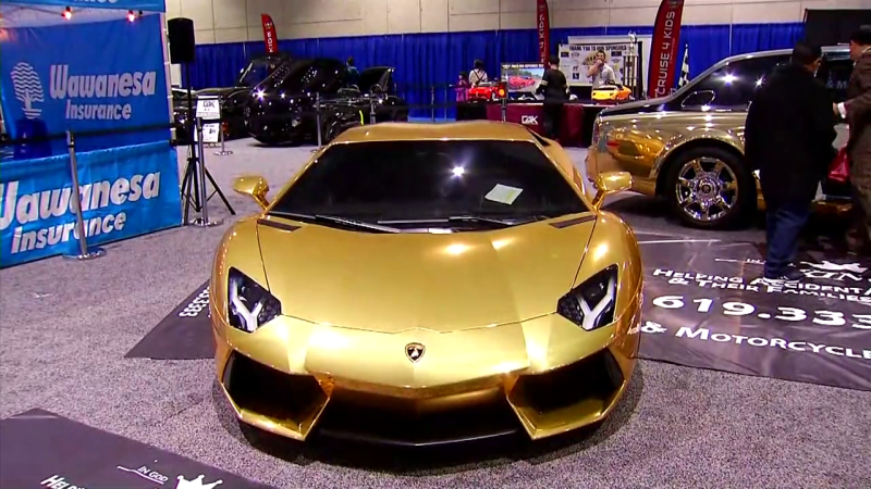 Un Lamborghini Huracán 2017 bañado en oro en el Auto Show de San Diego el 29 de diciembre. 29 de diciembre de 2016.