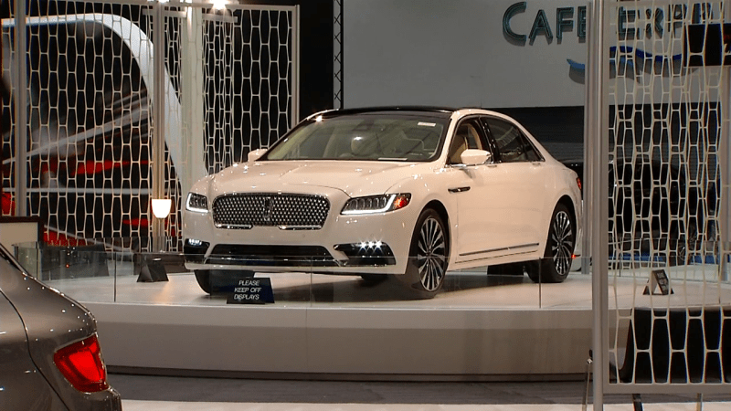 Een parelwitte ride on display at the San Diego Auto Show on Dec. 29, 2016.