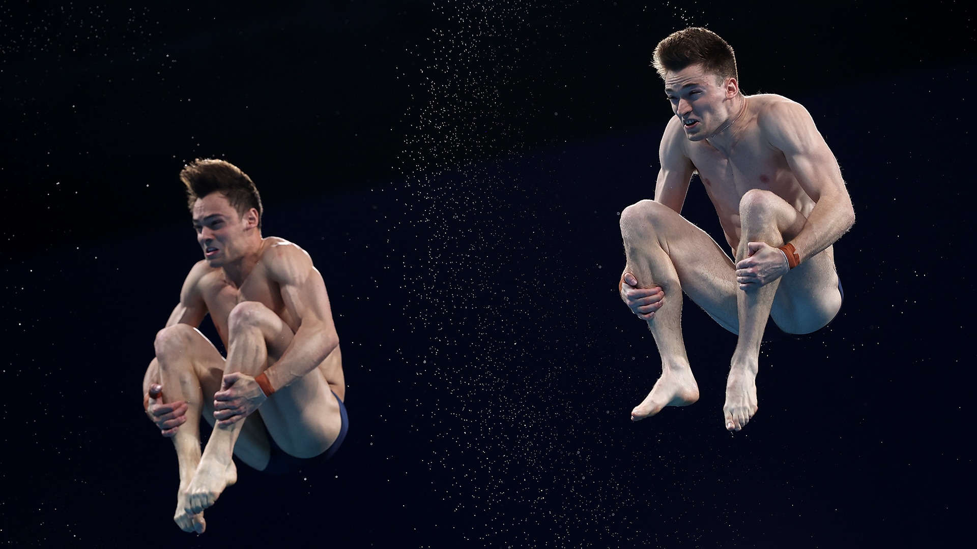 Tom Daley, Matty Lee Win Gold in Men's Synchro 10m ...