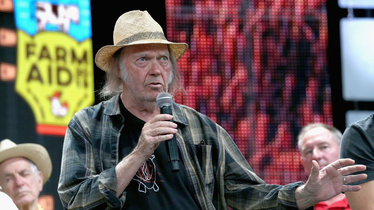 Neil Young Wants His Music Off Spotify Over Joe Rogan's Vaccine 'Misinformation' – NBC 7 San Diego - Vimarsana News