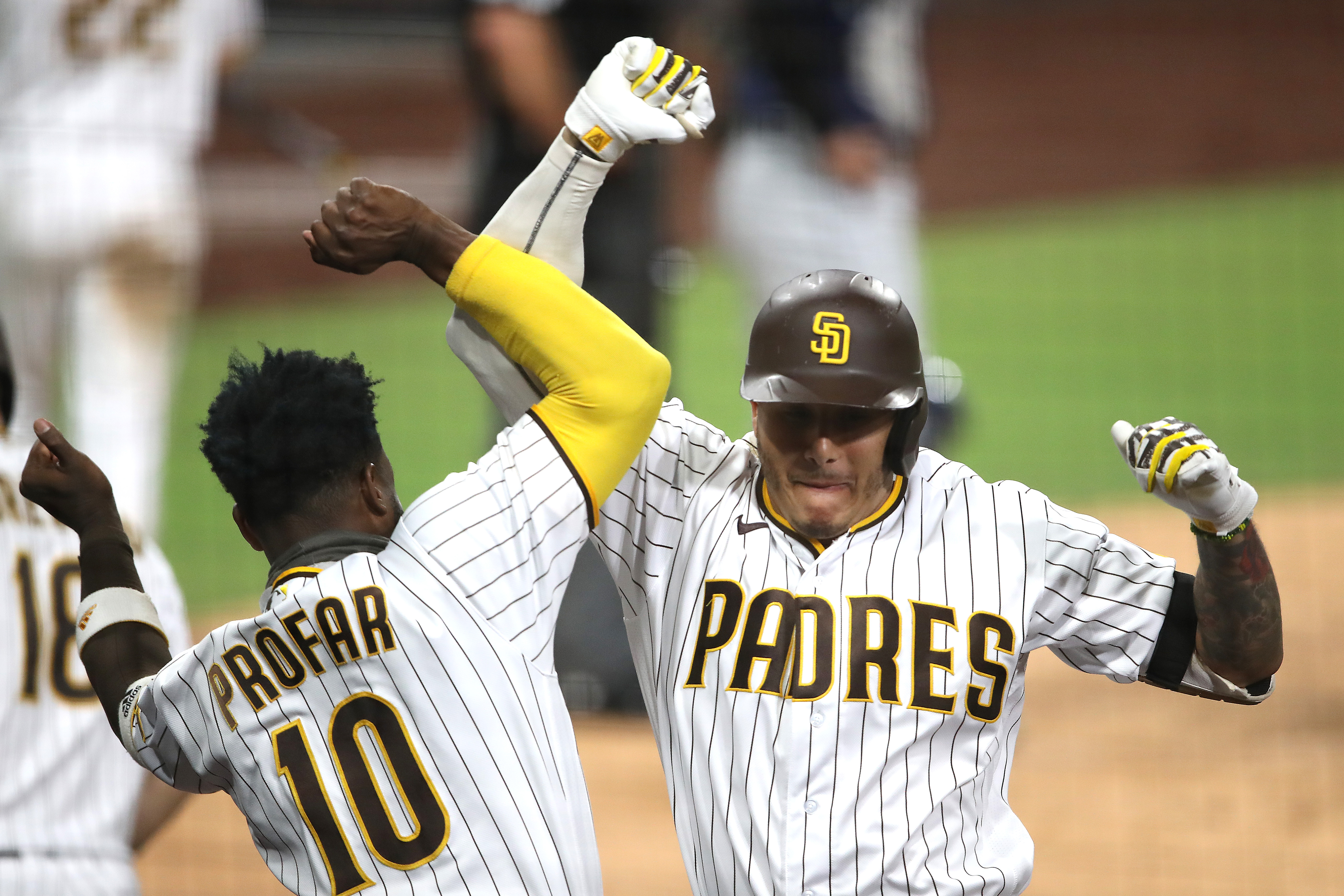 Padres Win 1st Game as Road Team at 