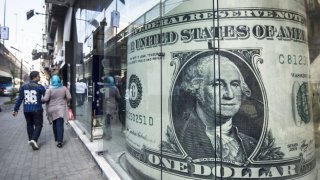 ‘No. 1’ Thing Preventing a Dollar Comeback Is the Virus Surge, Currency Strategist Says