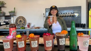 mujer ofrece cerveza preparada estilo michelada